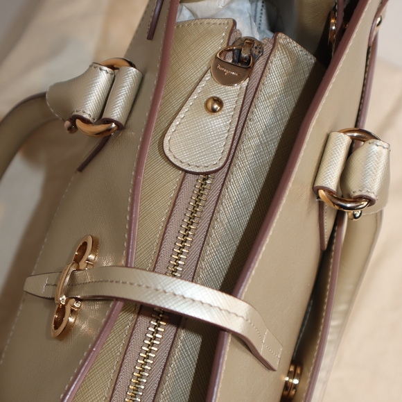 ☆SOLD☆ Ferragamo Gold Fancini Briana Handbag - Picture 6 of 8